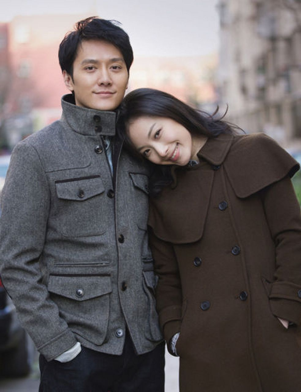 2012年，24岁的倪妮爱上了34岁的冯绍峰，两人同居3年，倪妮努力讨好冯绍峰的