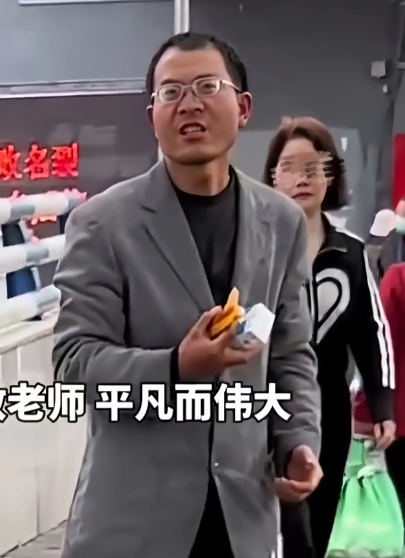 一乡村教师进城，给学生统一购买学习用品，由于没留饭钱，饿的低血糖复发，蹲在地上浑