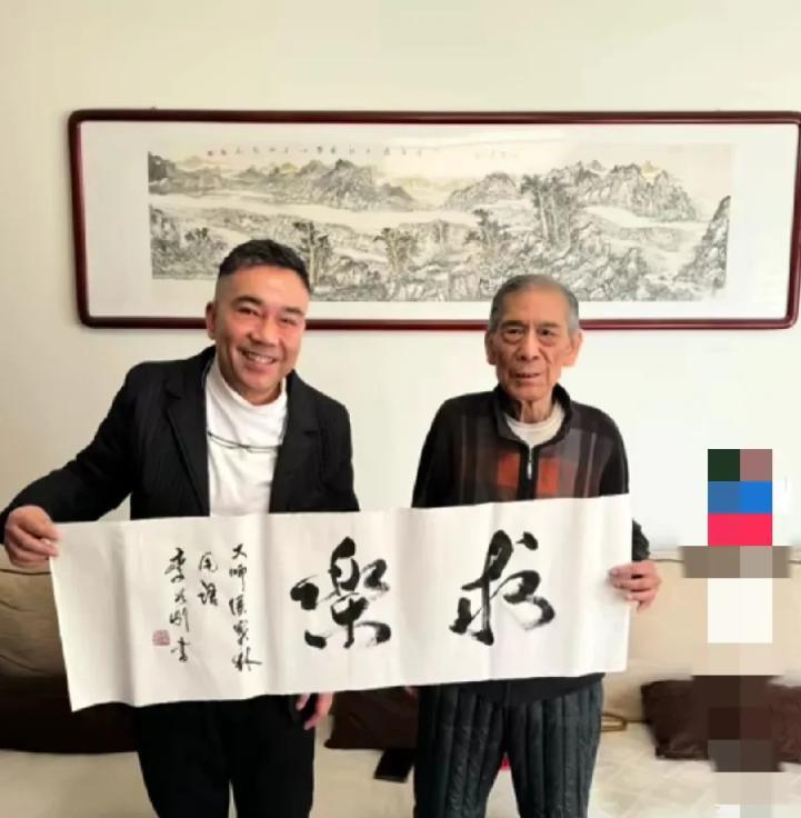杨老五看望师哥李如刚，李先生给他写了两个字:求乐。
在相声界，杨老五最近去探望了
