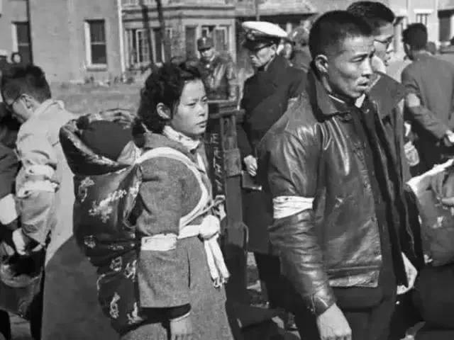 1945年8月，当日本战败的消息传来，一个个“开拓团”炸了营。在中国东北数十个大