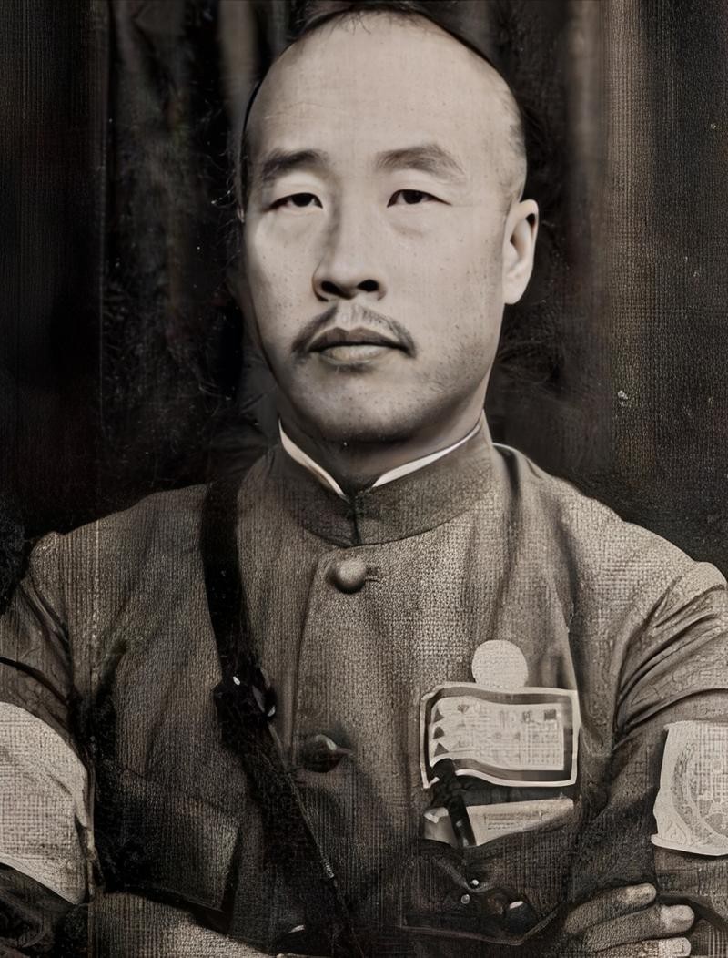 韩复榘丢了山东之后，跑到河南袁家园开会，会议结束时已是傍晚，韩复榘正要走，旁边一