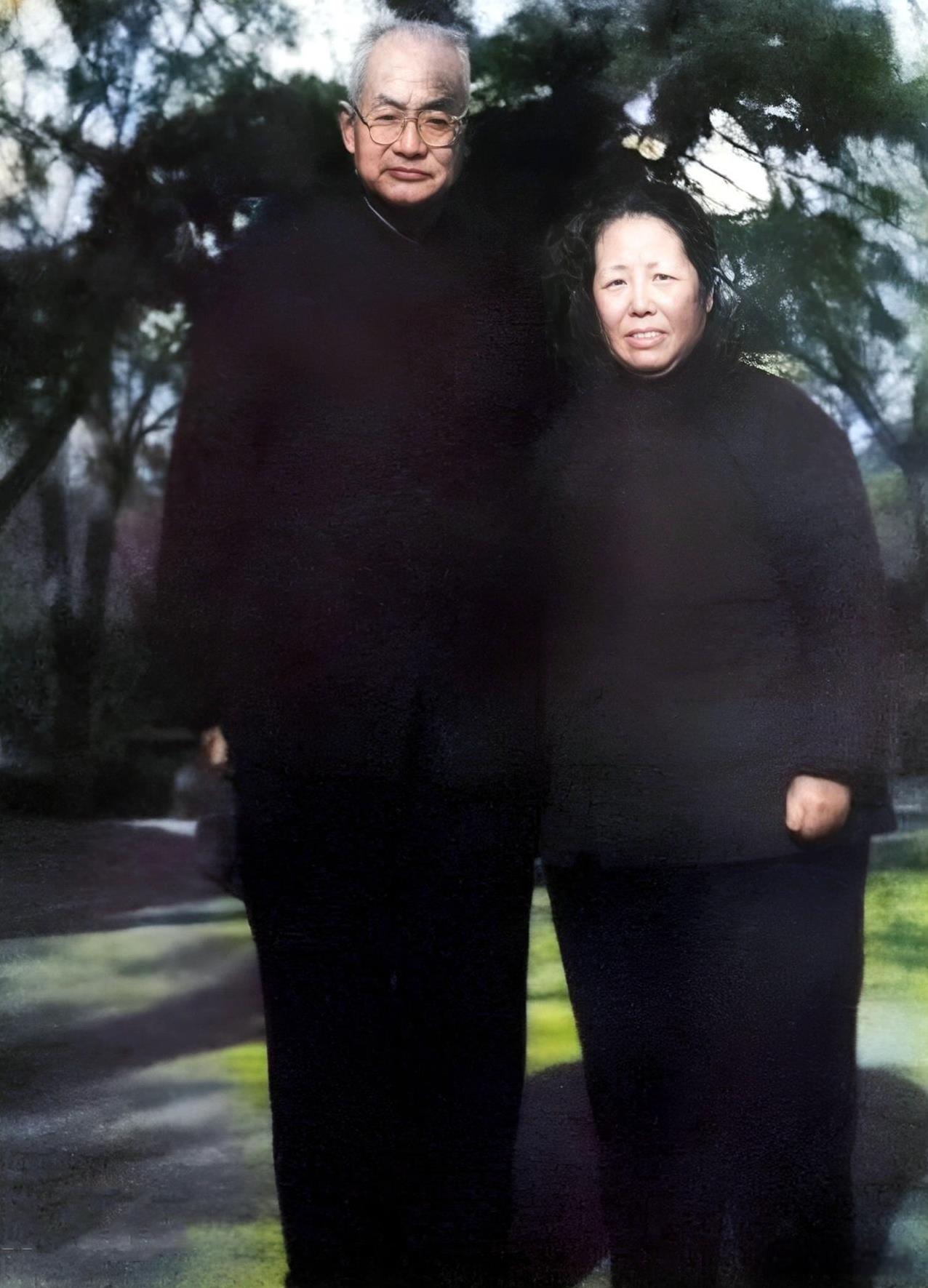 俞大絪死时，丈夫曾昭抡并不在身边，还在武汉大学接受再教育。当他听闻妻子去世后，想