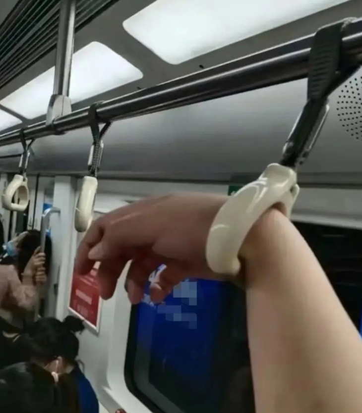 地铁出行，偶遇一男人把一只手套进手环里，也不知怎么回事！