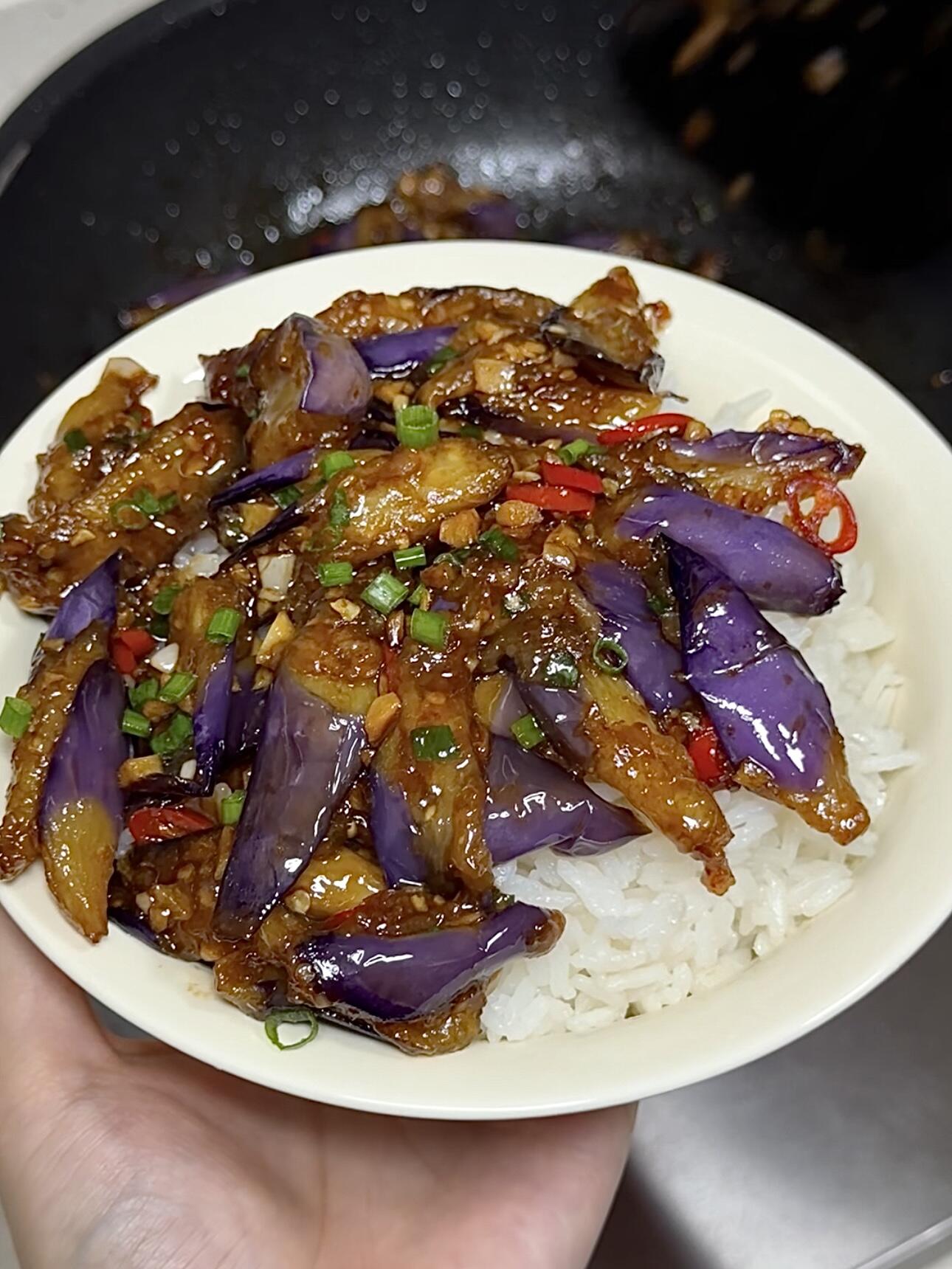 谁懂这个鱼香茄子的下饭程度！！
茄子软烂入味，酱香浓郁
拌着米饭面条香迷糊了，我