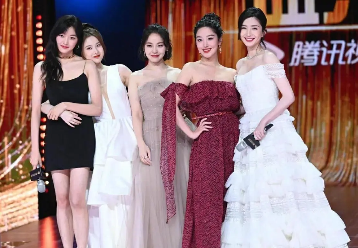 我的天呐！江疏影真是惊艳全场！
谁能想到她已经56岁了？真是天生的电影脸，怎么拍