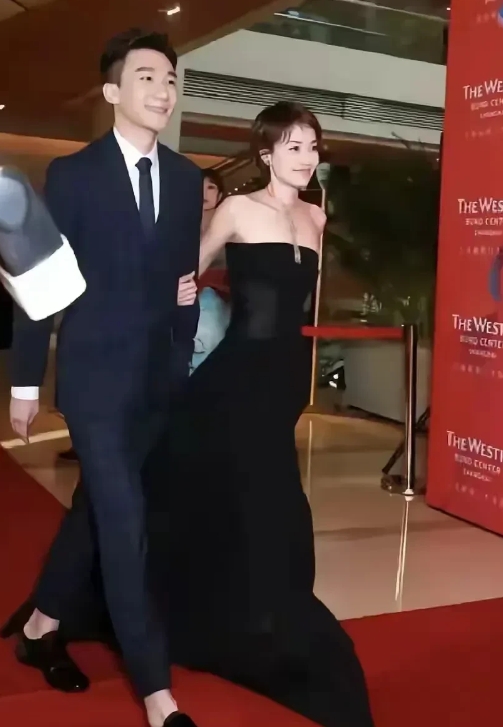 这几天马伊琍高调示爱小18岁男友！
这个世界怎么了！
自己两个女儿都不小了
要找