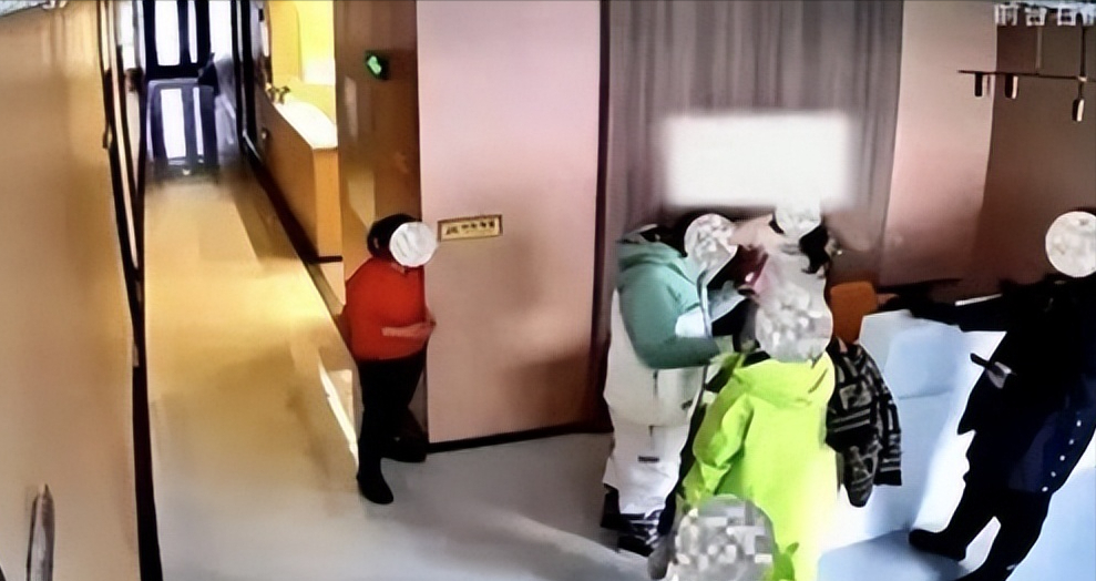 吃相太难看！黑龙江，一男子跟团去雪乡旅游，提前订好一家酒店，6间房一晚一共花费3