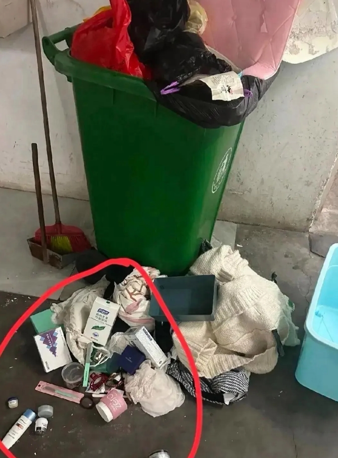 这些都是室友的东西，我也不知道这室友家里是有金矿啊？什么都扔，没穿几次，没用几次