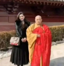 这张照片拍摄于2018年，广东省东莞市某娱乐城女老板，到河南省嵩山少林寺拜佛时和