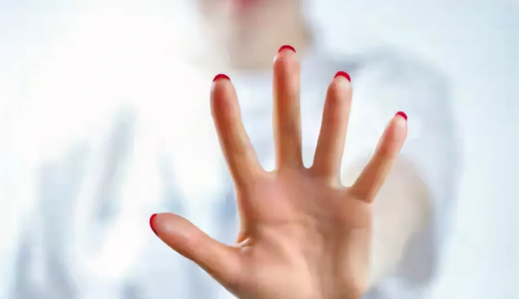 湖北恩施，一男子与比其年轻20多岁的女子发展成为情人关系后，为掩人耳目以“父女相