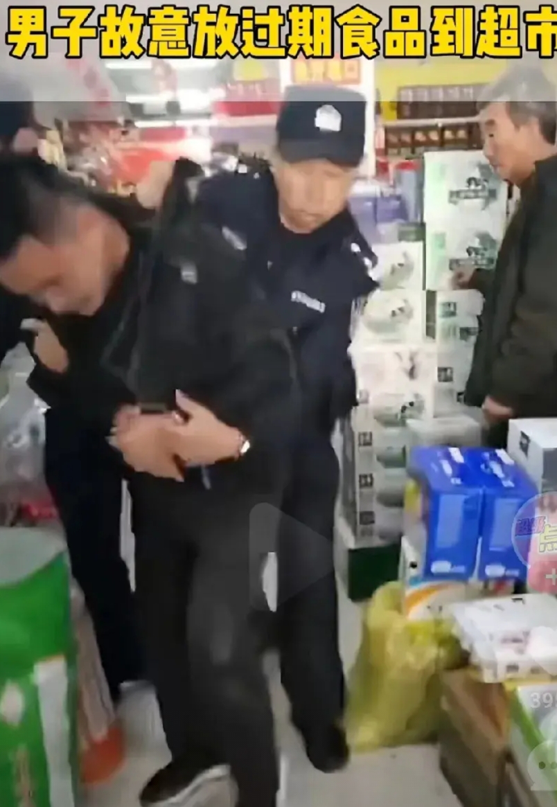 “自作自受”，两男子自带过期小食品进入超市，趁老板不注意，将其混入同品牌小食品中