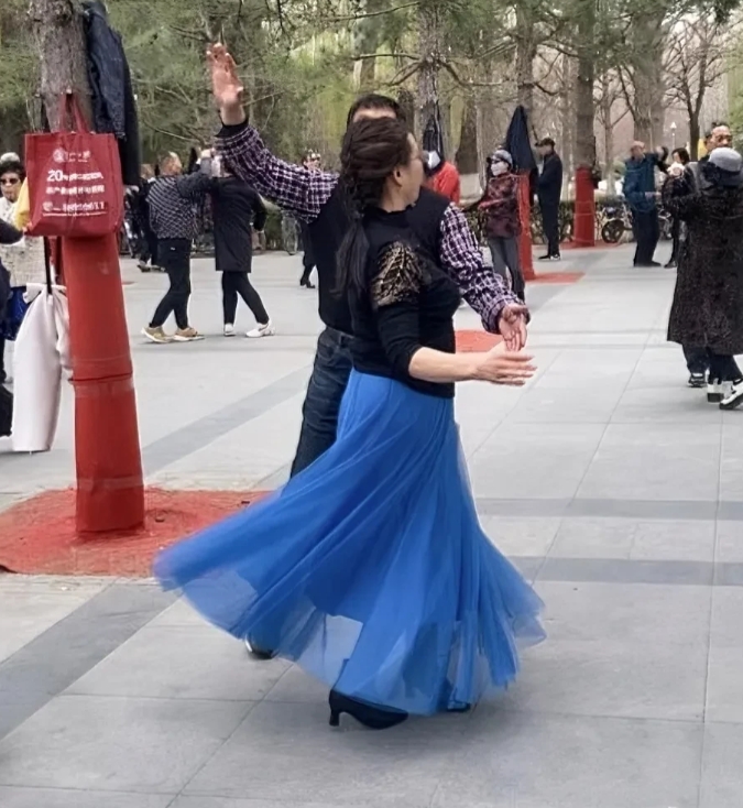 大家发现了吗，现在很多人的生活已经全过反了。
老年人的退休工资太高，年轻人的工资