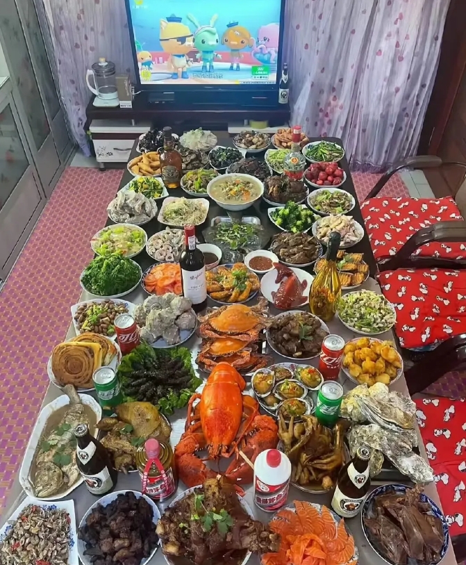 宝子们，瞅瞅这丰盛年夜饭！

大龙虾色泽诱人
螃蟹肥硕
还有多样海鲜、各色菜肴