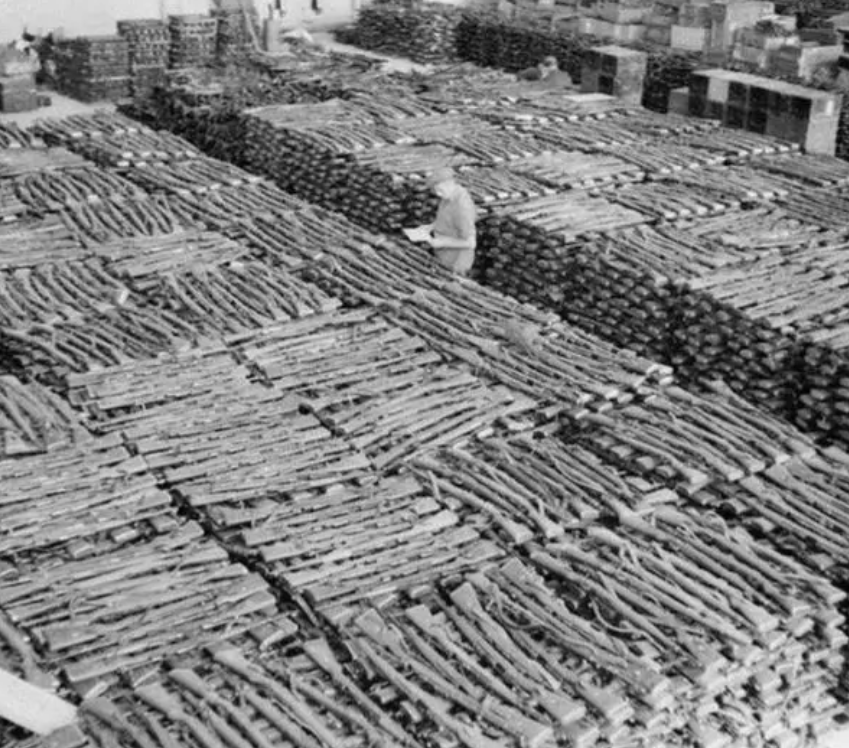 1945年，这些在仓库中放的整整齐齐像木材一样的东西，就是著名的Kar98k步枪