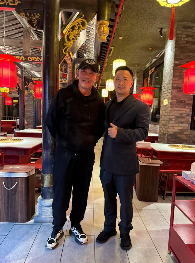 最近几天演员侯勇在欧洲旅游，到意大利米兰后去小龙坎火锅店吃饭，看迷离的眼神，红彤