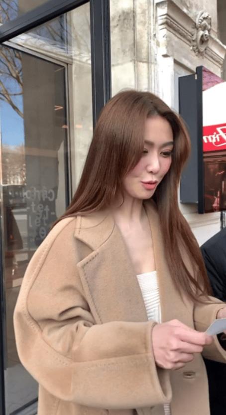 薛凯琪迷人的绝对不是甜妹脸蛋
是女人味十足的身段
每次看到她的演唱会舞台造型都会