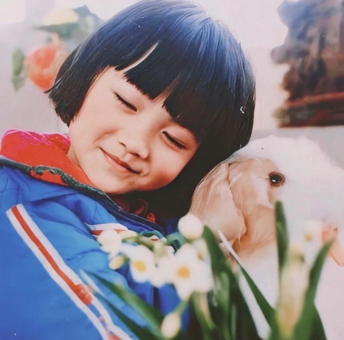 小时候的汤唯也太萌了吧！