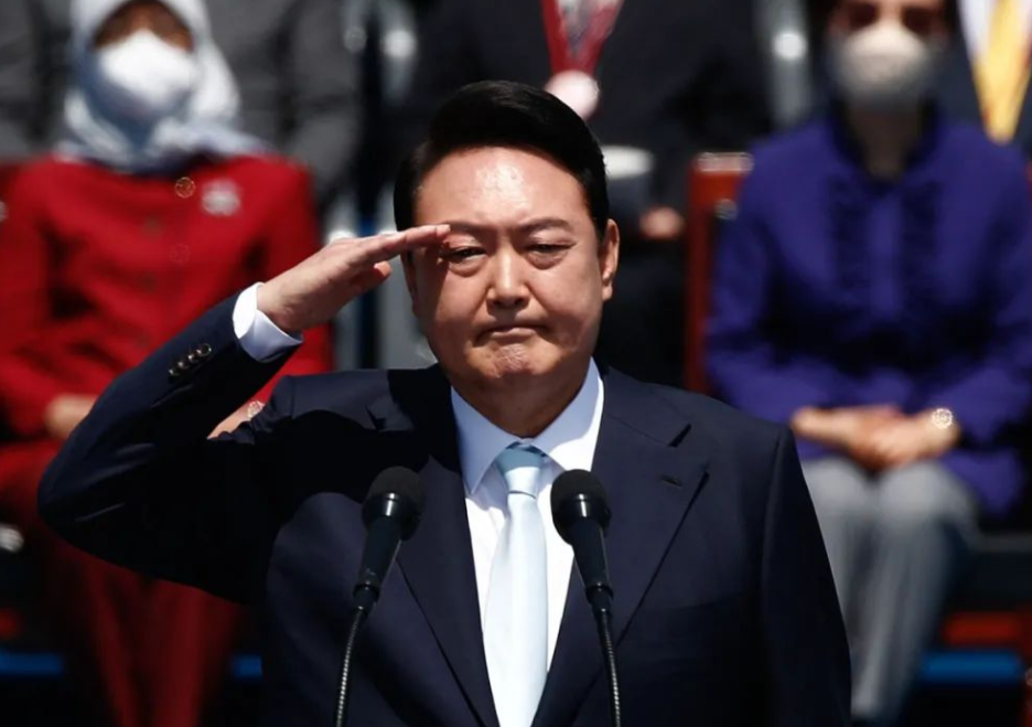 士可杀不可辱！尹锡悦遭遇“拘留屈辱”，这会可算是身败名裂了，又成了韩国历史第一。