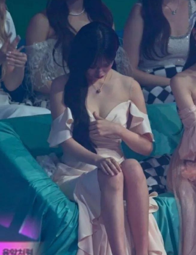 低头看了看然后还是拿头发遮住吧！