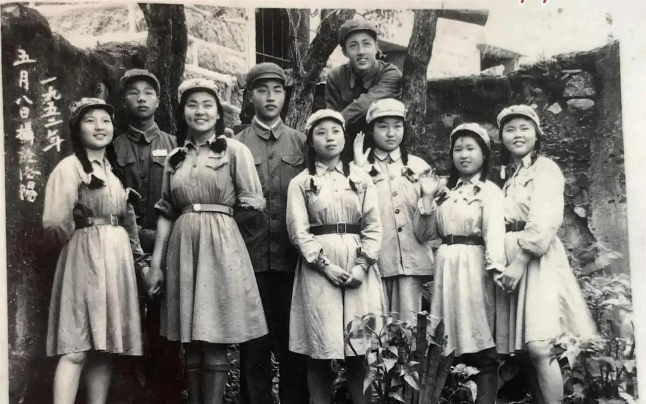 李香芝是山东阳信人，1930年出生，17岁参军，1950年加入了组织，1952年