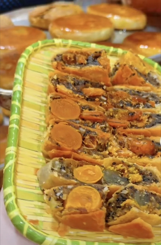 中秋快到了，大家吃月饼了吗？

这是我老家那边的月饼，里面由两个咸蛋黄，6个虾，