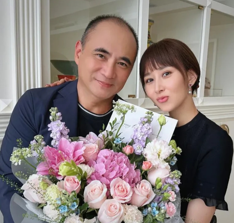 太搞笑了
怎么会有人觉得嫁豪门不幸福
最近胡静两口子参加了一档夫妻档节目，可是让