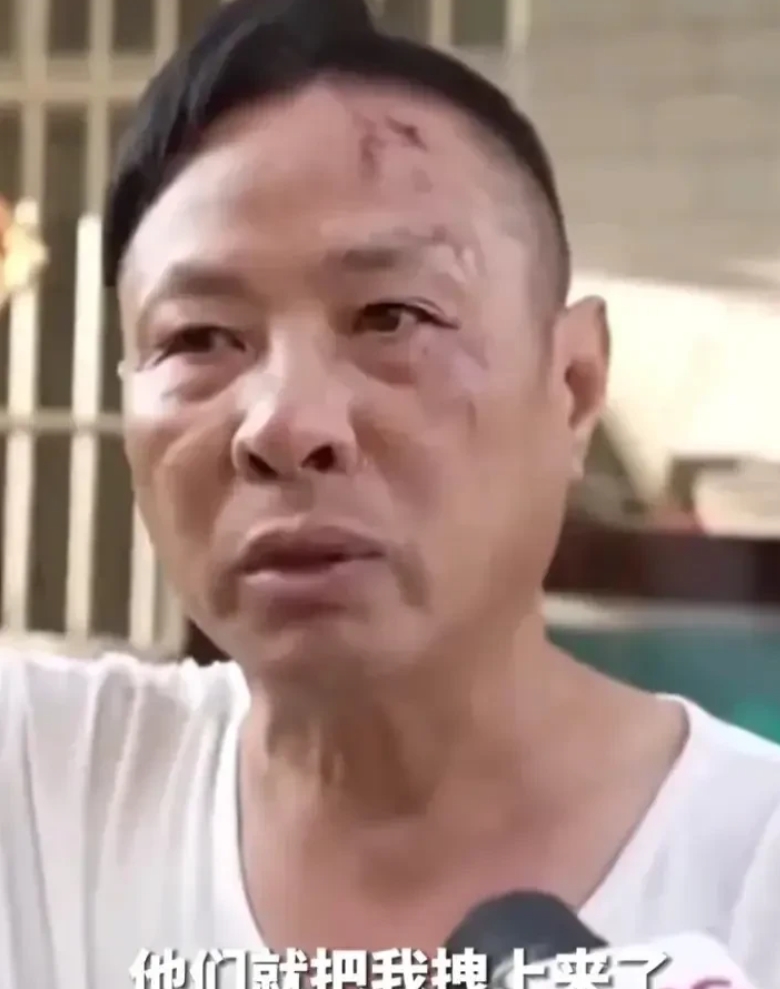 他乘坐一辆七座小客车，从西安返回湖北随州，中途在陕西柞水高速桥因为桥面坍塌落水，