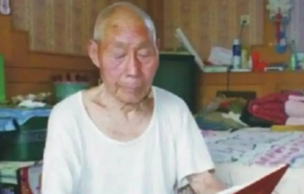 1949年，金门战役，解放军9000名将士登岛，全军覆没。有的牺牲，有的被俘，生