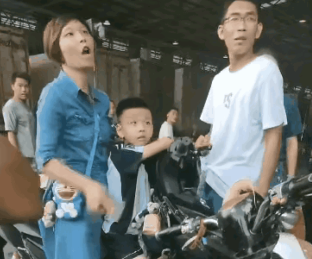 一女子去菜市场买了三个榴莲，可第二天，女子带着孩子和老公又来到卖榴莲的摊位，要求
