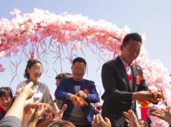 谁死谁有理！河南，一大妈看见宾馆门口，有新人发喜烟喜糖，便上前去抢，抢到喜烟、喜