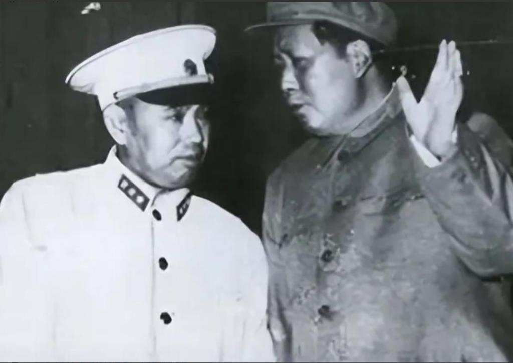 1985年10月，南京军区机关大礼堂内，许世友将军的遗体告别仪式庄严举行。这位南