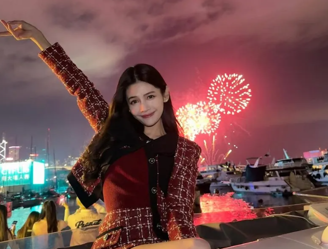 陈熙蕊新年坐游艇出海睇烟花，展现不一样的女神风采