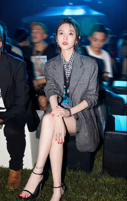 唐艺昕的腿抹了什么，看上去真滑溜呀
