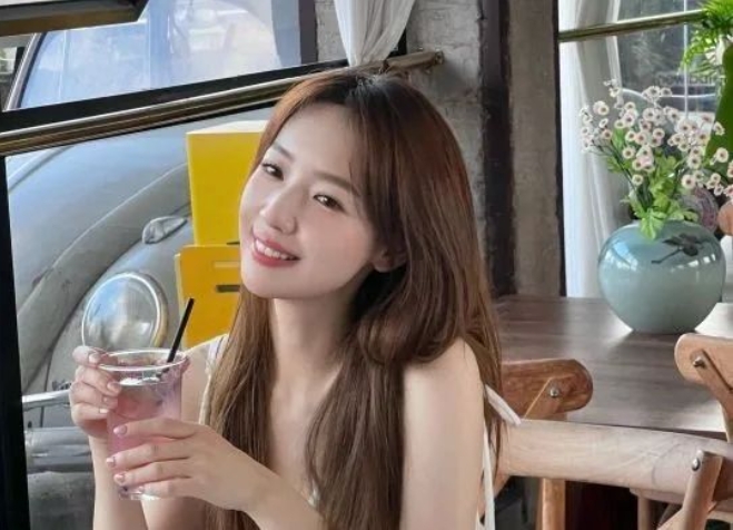 和吴亦凡分手5年后，她的滤镜彻底碎了...