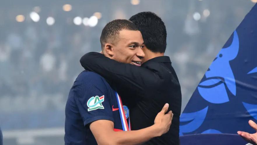 姆巴佩告别大巴黎 与纳赛尔相拥泯恩仇