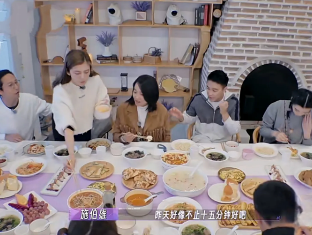 男生的心性就是看热闹不嫌事大[笑哭]

饭桌上，王彦霖说周一围打王者时候笑的很嗨