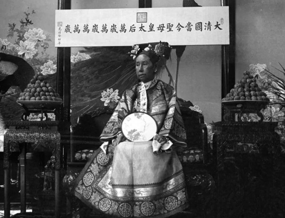 1900年，慈禧狼狈西逃住进山西首富家。临行时，慈禧让乔家借她10万两，乔致庸扑