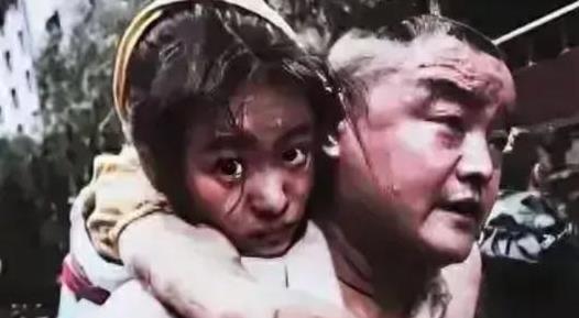 2008年汶川地震，一位年过四十的父亲拒绝用机械帮助，用手刨了十几个小时，刨烂了