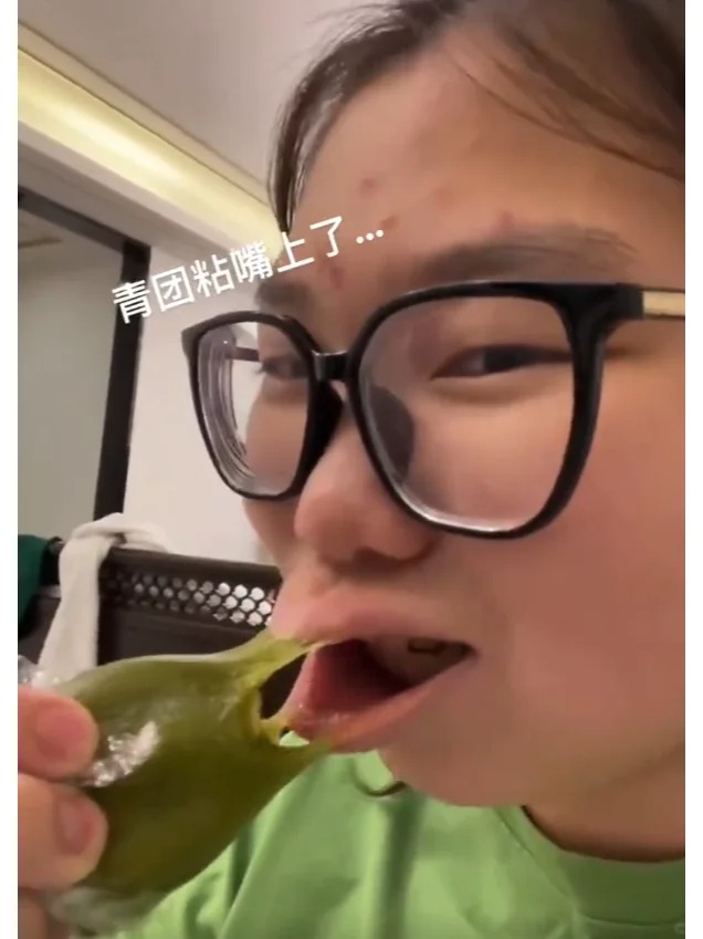 吃青团粘嘴上了
春天的美味，传承的情怀 #青团