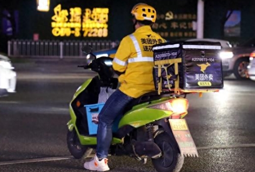 那些有着四五年经验的老手们，从未想到今年收入会骤减30%。

我那个送餐的挚友最