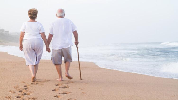 寿命决定期是70岁，不论男女，走路有这3个表现，或难长寿