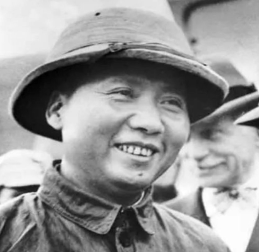 1945年，毛主席前往重庆谈判，席间蒋介石突然提议要让毛泽东当省长，众人听后面面