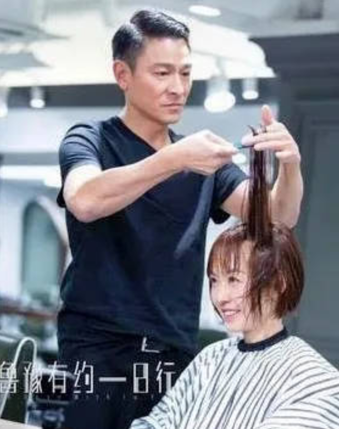 刘德华自曝每天7点送女儿上学，都是专车接送。鲁豫问：你女儿成绩好吗？
结果，刘德