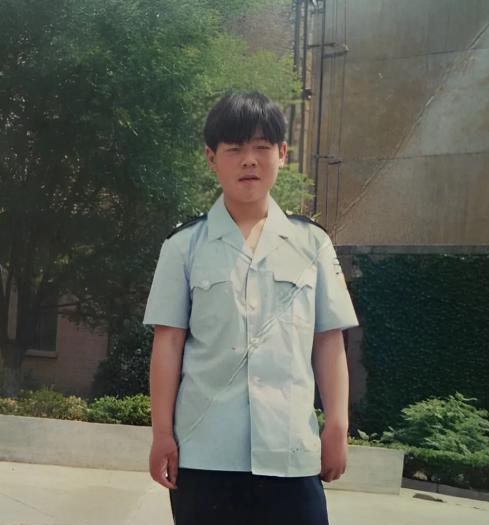 这是1999年，还不是著名相声演员的岳云鹏当保安时的老照片，当时日子过得紧巴巴，