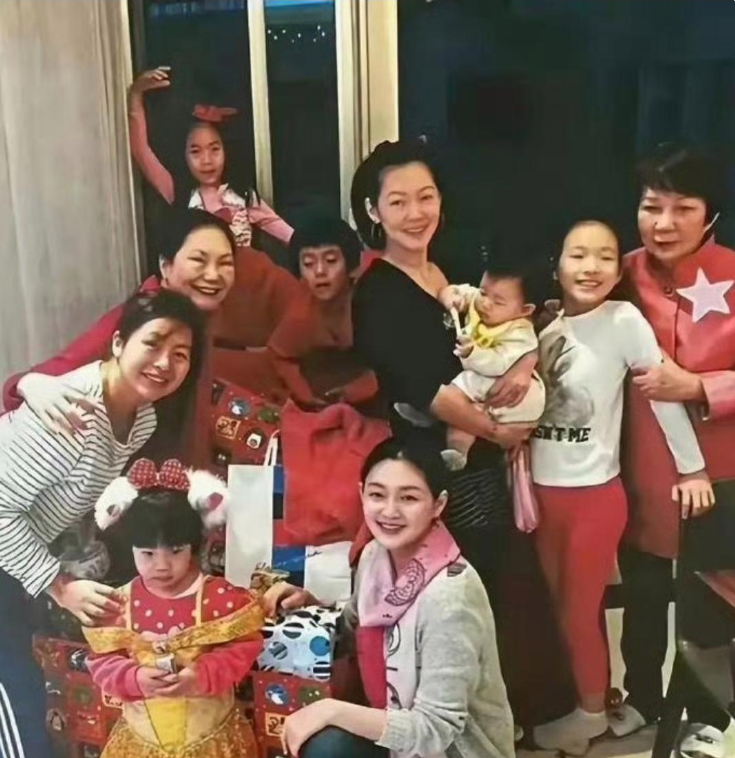 这张照片拍摄于2015年，大小S在一起拍摄的家庭照片。