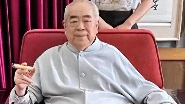 范曾画展轰动京城，迈巴赫座驾与50岁差龄娇妻成全场亮点！