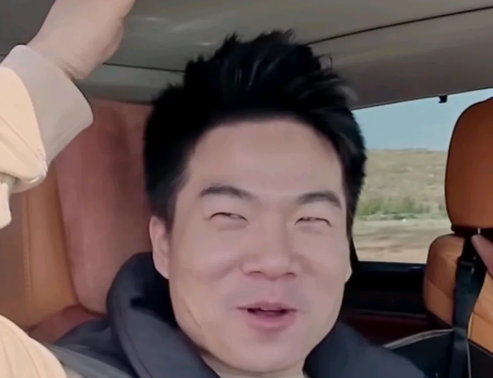 张扬开车，董宇辉帮忙挂档。
张扬:“为啥动我档位杆？”
董宇辉:“你开车档都没挂