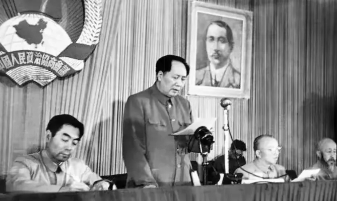 50年代，一次政协会议上，毛泽东同志正在讲话，他右边是周恩来同志。

左边是两位
