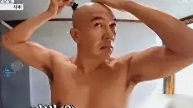 马筱梅是个善良的人，以往都很善待两个孩子。
 
亲奶奶和亲爸爸在！谁敢伤害她们？