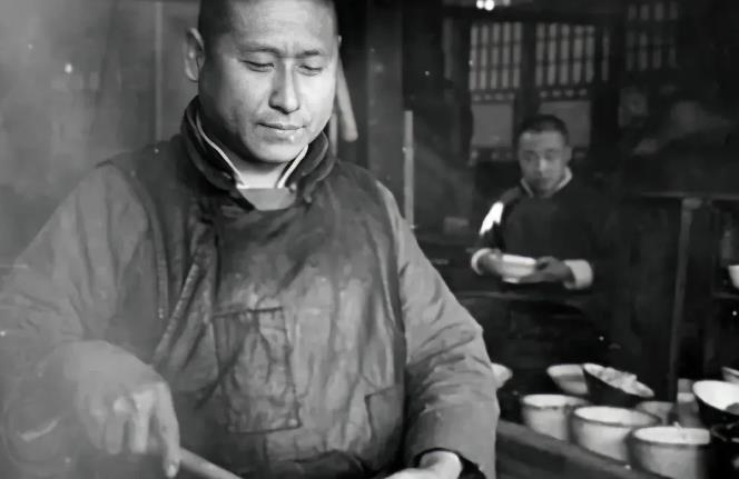 1949年1月，潜伏在保密局北平站的地下党员王敬贤因为交通员老曹意外病故，失去了